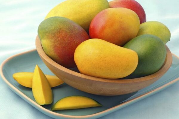 Тарелка с фруктом манго